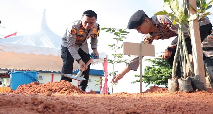 Jaga Ekosistem, Polres Karimun Tanam Ratusan Pohon di Mako Satpolairud