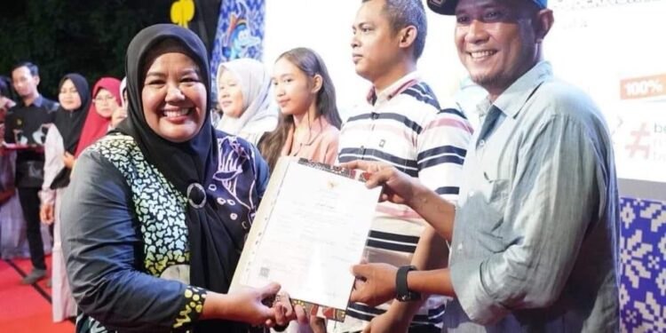 UMKM Meningkat, Wagub Kepri Serahkan 500 Sertifikat Halal di Batam