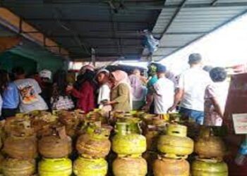 Warga Karimun Rela Antre Dapatkan Gas Elpiji