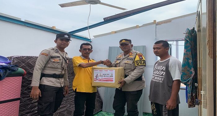 Warga Terkena Dampak Angin Puting Beliung Terima Bantuan Paket Sembako