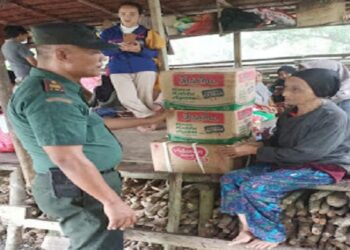 Peduli Korban Kebakaran, Babinsa Koramil 03/Kundur Berikan Bantuan Sembako