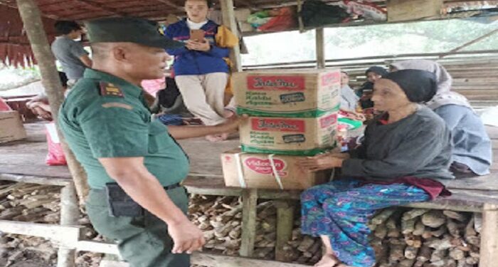 Peduli Korban Kebakaran, Babinsa Koramil 03/Kundur Berikan Bantuan Sembako