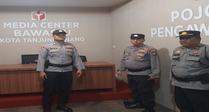 Dua Hari Personil Polresta Tanjungpinang Gelar Pengaman Kantor Bawaslu 24 Jam