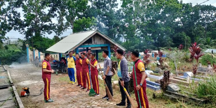 Polsek Gunung Kijang Goro di TPU Bukit Abadi Kawal