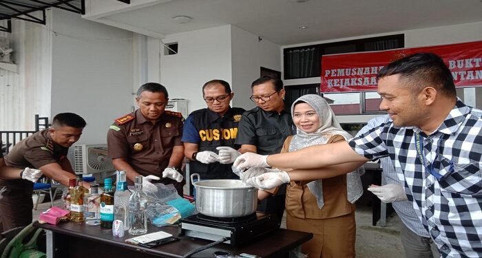Akhir Tahun, Kejari Bintan Musnahkan 6006 Mikol dan 73 Gram Sabu