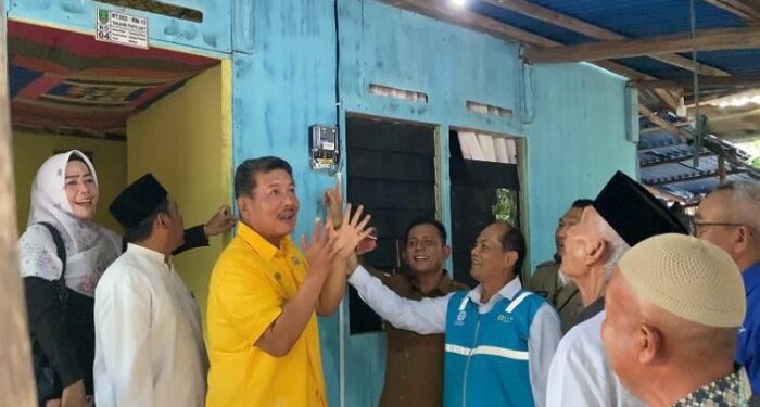 Ratusan Warga Tanjung Piayu Nikmati Aliran Listrik Gratis