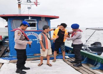 Cuaca Ekstrem, Satpolairud Karimun Ingatkan Nelayan di Selat Gelam Periksa Alat Keselamatan