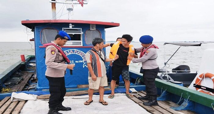 Cuaca Ekstrem, Satpolairud Karimun Ingatkan Nelayan di Selat Gelam Periksa Alat Keselamatan