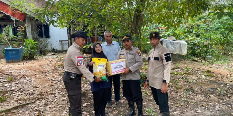 Polsek Moro Serahkan Bansos Kepada Korban Banjir