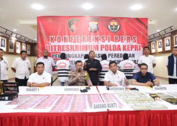 Polda Kepri Amankan 4 Orang Pengedar Uang Dolar Singapura Palsu