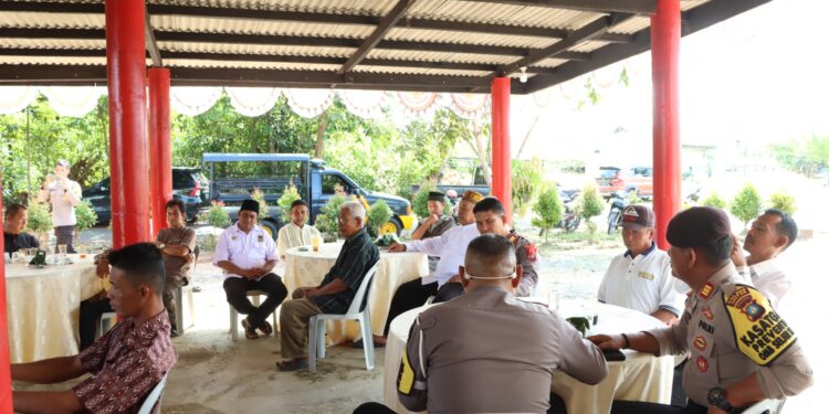 Bersama Masyarakat Teluk Bintan, Kapolres Riky Pimpin Jumat Curhat