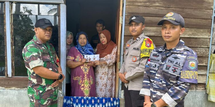 Bhabinkamtibmas Kawal Pemberian Bantuan Langsung Tunai, Pastikan Sampai kepada Masyarakat Penerima