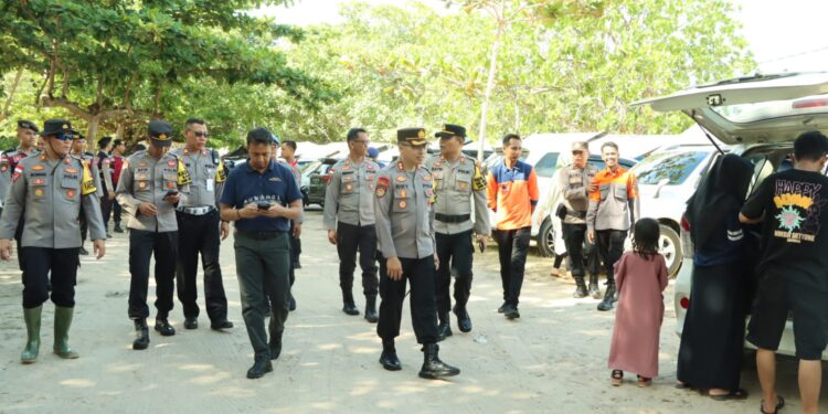 Kapolres Riky Periksa Kesiapan Personel di Pos Pelayanan Pantai Trikora