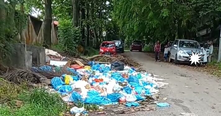 Warga Batam Keluhkan Tumpukan Sampah Dekat Kantor DLH