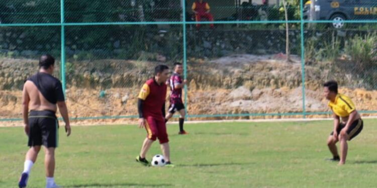 Dukung Timnas U-23, Kapolres Riky Sparing Bersama Personel