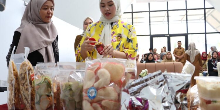 Buka Bimtek Pangan Olahan, Hafizha Puji Produk Hasil IKM Bintan