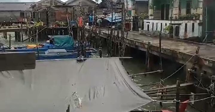 Rumah warga Desa Teluk Sasah Dihantam Angin Puting Beliung