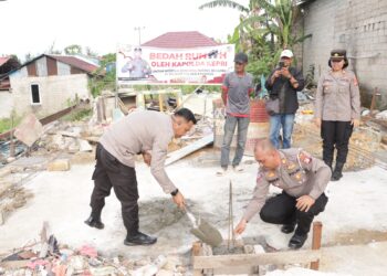 Kapolda Kepri Bersama Polres Karimun Gelar Program Bedah Rumah bagi Korban Angin Puting Beliung
