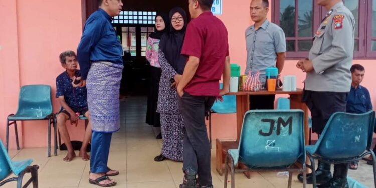 Kadinkes Lingga Melakukan Evaluasi Kesehatan Korban Banjir secara Langsung di Posko Pengungsian