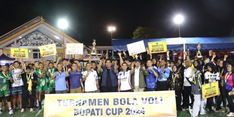 Bupati Roby Bersama Warga Uban Saksikan Laga Final Bola Voly Bupati Cup 2024