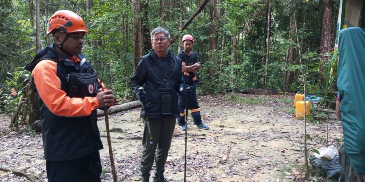 Tim BPBD Kabupaten Lingga Evakuasi WNA Malaysia yang Terjebak di Gunung Daik