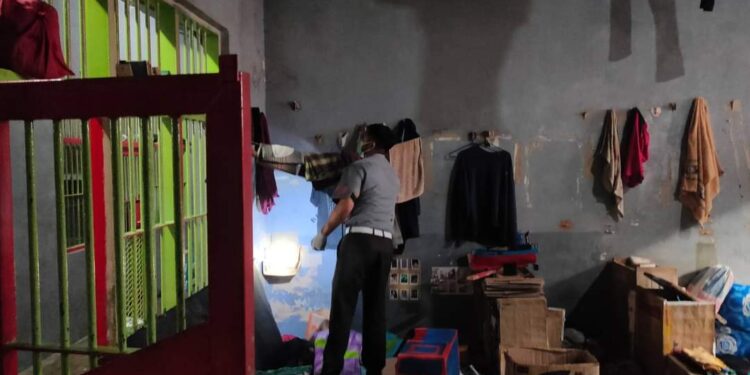 Petugas Lapas Narkotika Geledah Kamar Napi Secara Rutin
