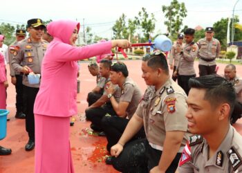 Kapolres Bintan Pimpin Upacara Kenaikan Pangkat Personel