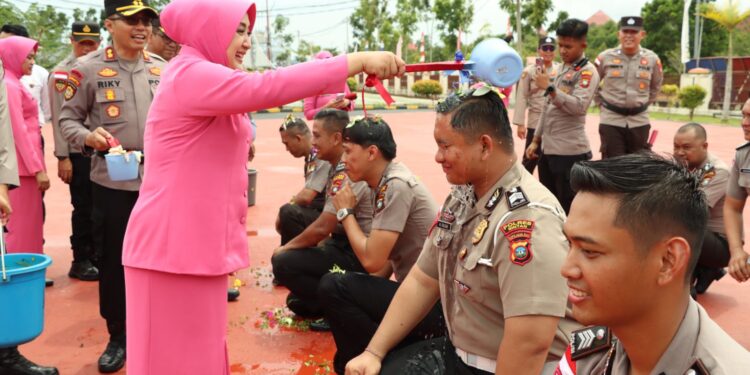 Kapolres Bintan Pimpin Upacara Kenaikan Pangkat Personel