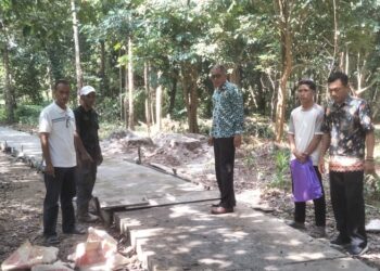 Pemerintahan Desa Tebias Bangun Jalan Semenisasi di Canggai Gundik