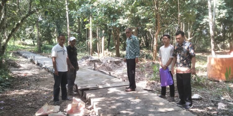 Pemerintahan Desa Tebias Bangun Jalan Semenisasi di Canggai Gundik