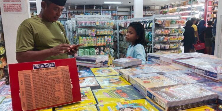 Penjualan Buku Tulis Naik, 100 Lusin Terjual Dalam Satu Hari