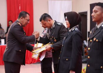 Personil Polresta Tanjungpinang Terima Piagam Penghargaan Dari Kapolda Kepri