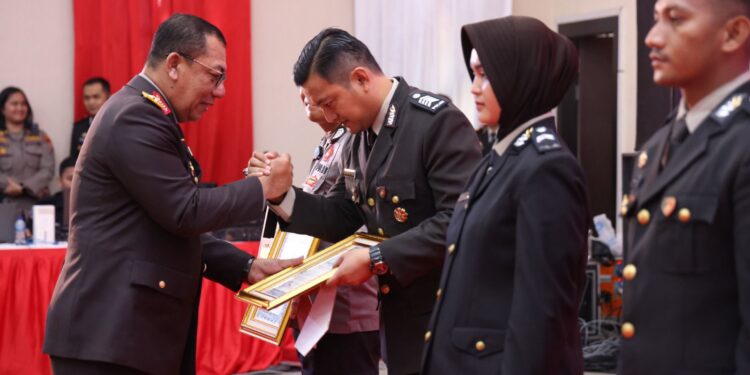 Personil Polresta Tanjungpinang Terima Piagam Penghargaan Dari Kapolda Kepri