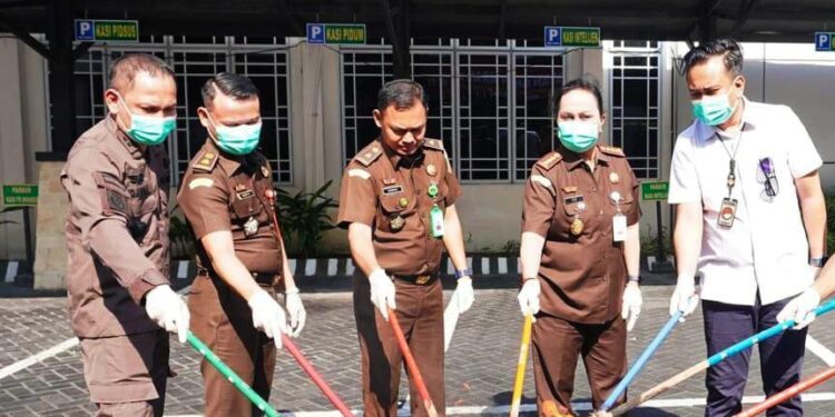 Kejari Bintan Musnahkan Barang Bukti yang Telah Dinyatakan Incrah