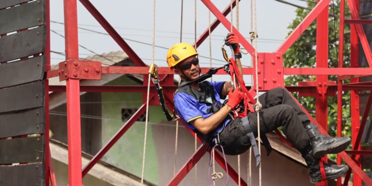 Petugas Pencarian dan Pertolongan Mengikuti Uji Materi Jungle Rescue