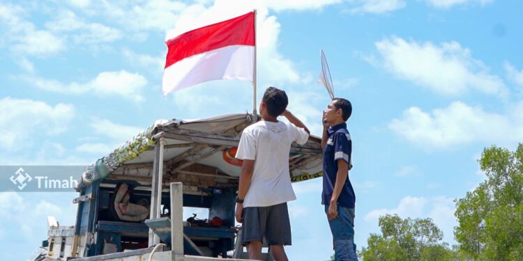 PT Timah Bagikan 480 Lembar Bendera ke Warga