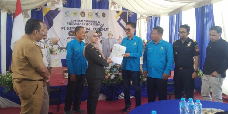 Kepala Balai Karantina Hewan, Ikan dan Tumbuhan Kepulaualan Riau (Karantina Kepri) saat memberikan sertifikasi jaminan kesehatan pada komoditas santan kelapa kepada Direktur Suratno sebagai penanggung jawab PT Kepri central coconut ( PT.KCC).