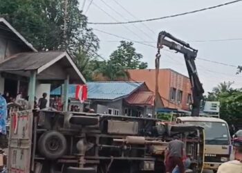 Mobil Box Bermuatan Air Mineral Terguling