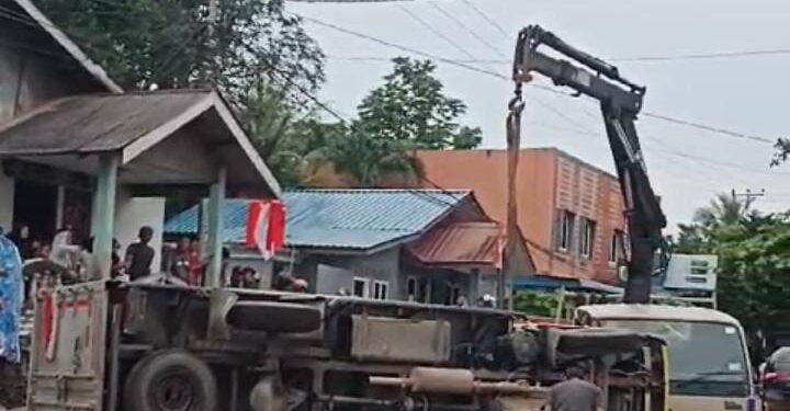 Mobil Box Bermuatan Air Mineral Terguling