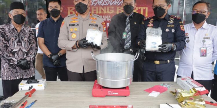 Polisi Musnahkan Sabu 2 Kg dari Dua Tersangka