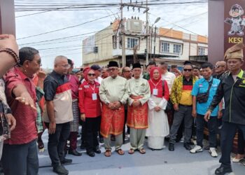 Pasangan Lis Darmansyah dan Drs H. Raja Ariza Tiba di KPUD