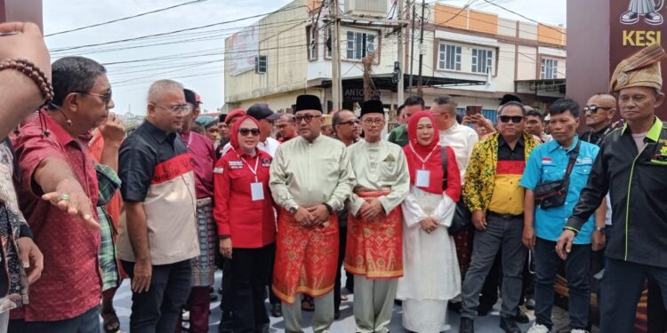 Pasangan Lis Darmansyah dan Drs H. Raja Ariza Tiba di KPUD