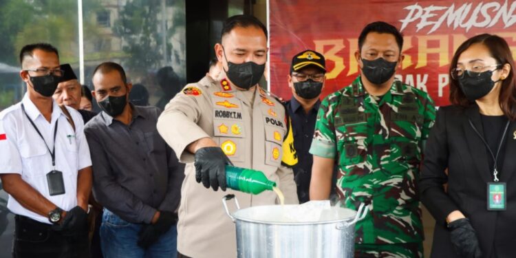 Polisi Musnahkan Sabu Senilai Rp 1 Miliar