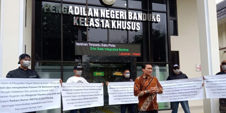 Warga RS Kebonjati Gelar Aksi Damai di PN Kelas IA Bandung, Minta  Putusan Hakim Seadil-adilnya