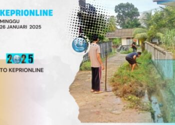 Gotong royong warga Dabo membersihkan parik untuk mencegah banjir .