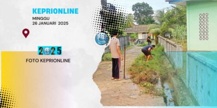 Gotong royong warga Dabo membersihkan parik untuk mencegah banjir .