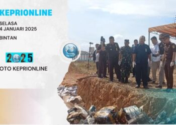Belasan Ribu Botol Miras Dimusnahkan