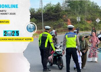 Berikan Contoh Baik, Kapolres Yunita Berbagi Takjil kepada Anak-anak