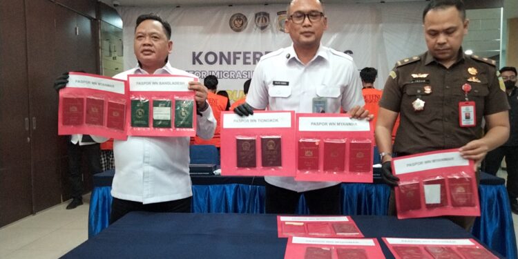 22 WNA Diamankan Imigrasi Batam Hasil Operasi Gabungan Wira Waspada April-Mei 2025