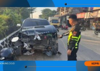 Diduga Gagal Nyebrang, Toyota Fortuner Disambar Dua Kontainer di Jalan Nusantara Km 18 Kijang